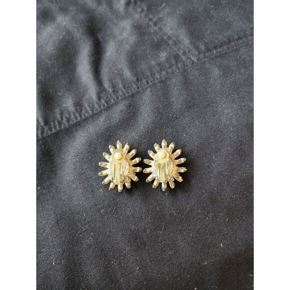 Vintage Rhinestone And "Enamel Pearls" Flower Spritz Clip On Earrings - Picture 3 of 4
